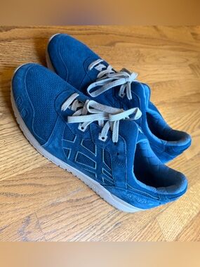 Men’s ASICS Gel Lyte III Blue Athletic Sneakers with White Soles